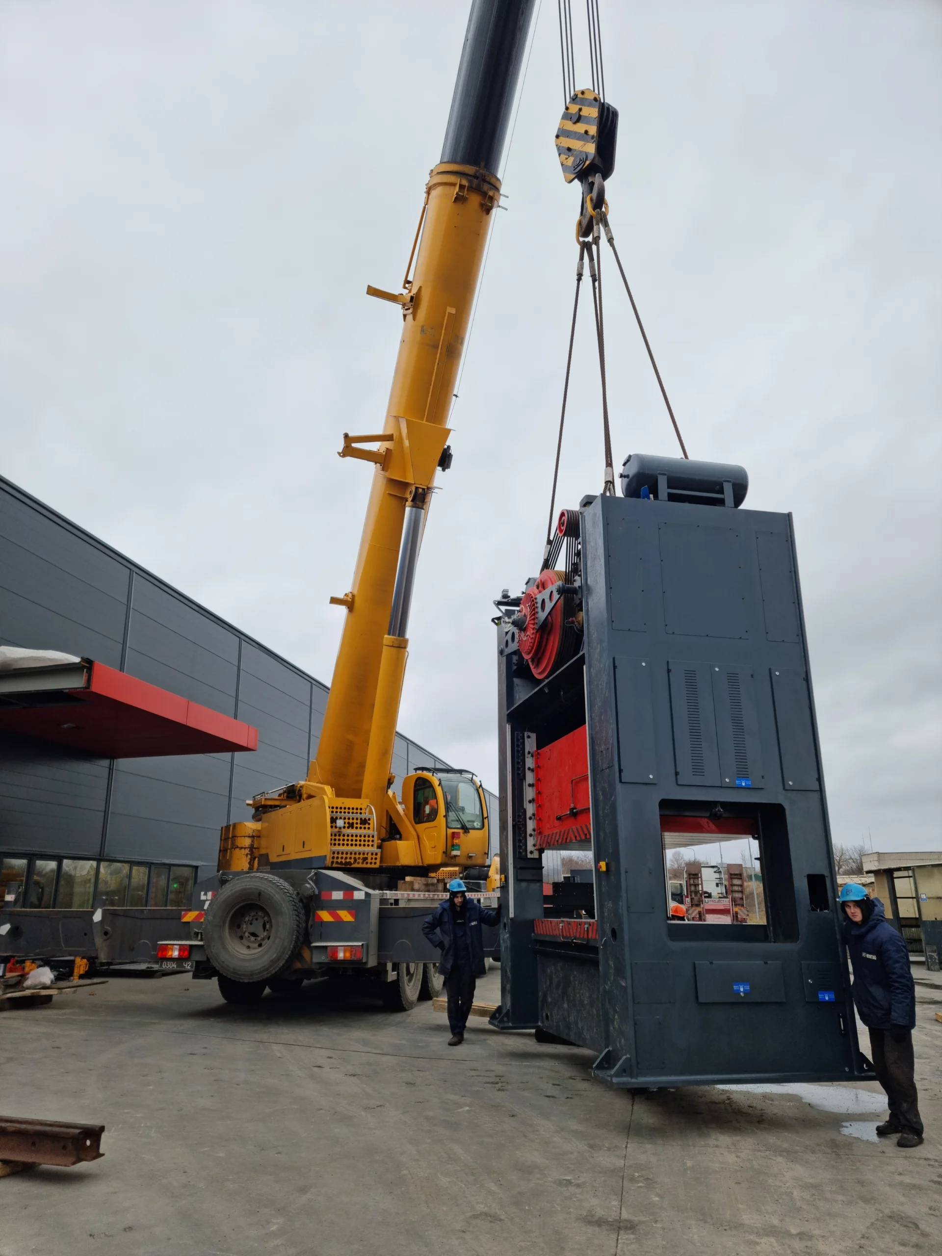 Instalacja prasy o nacisku 65 ton w zakładzie AXOR