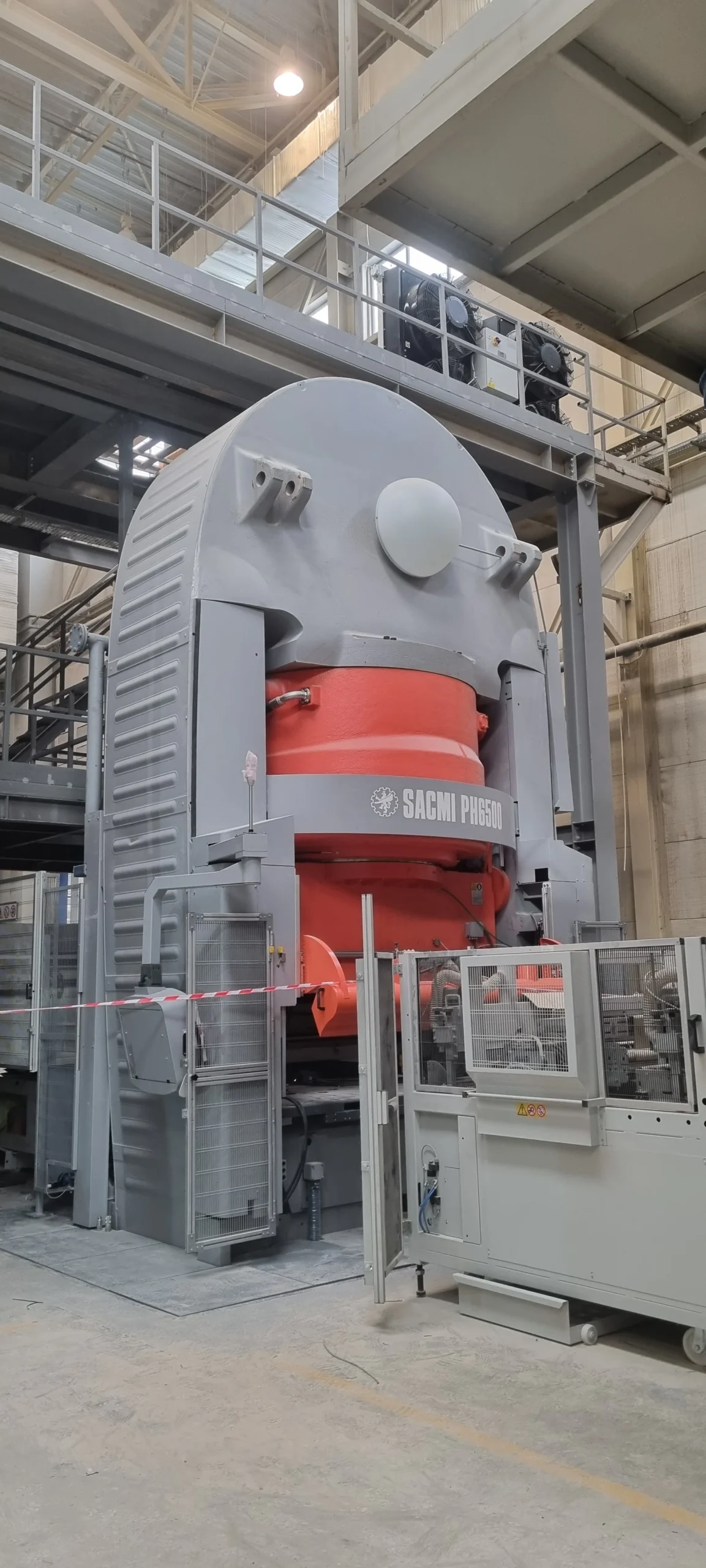 Montaż prasy SACMI PH 5600 Prasa (150 ton) dla CERSANIT